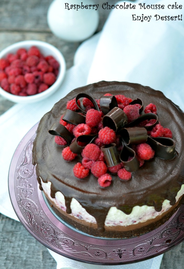 Tort cu mousse de zmeura, ciocolata si frisca