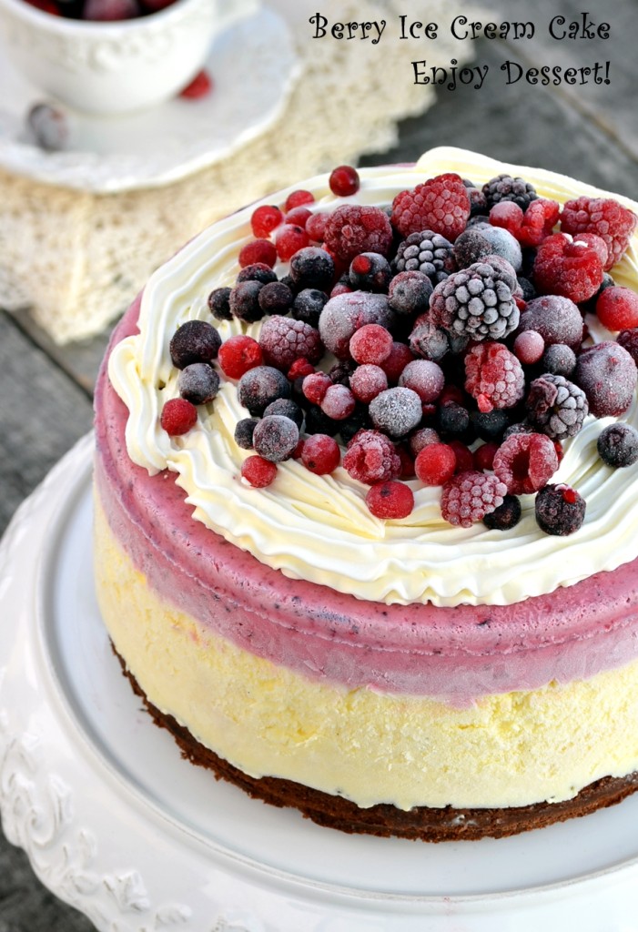 Tort dietetic de inghetata de vanilie, ciocolata si fructe de padure