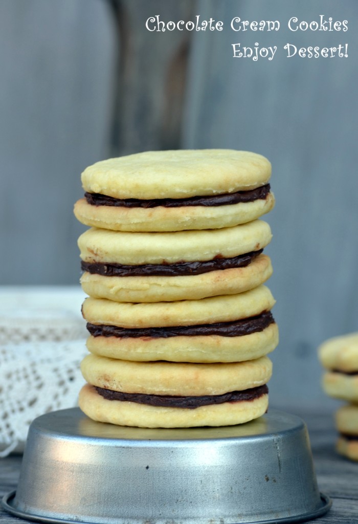 Biscuiti cu crema de ciocolata