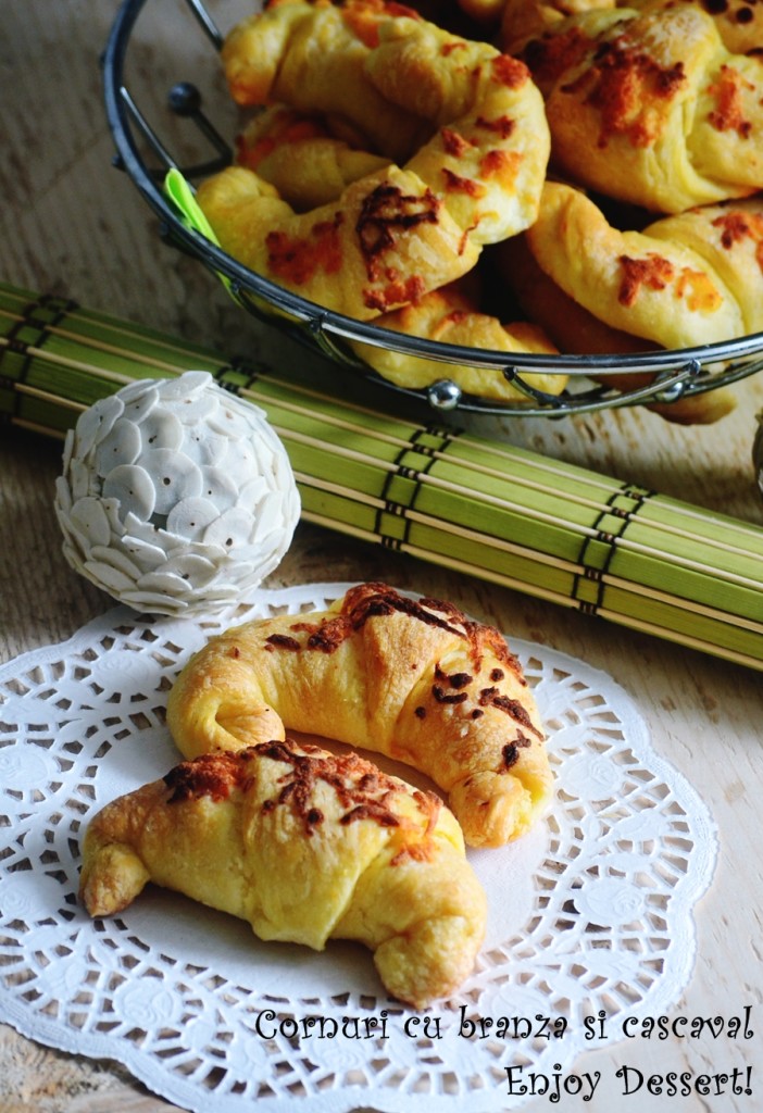 Cornuri cu branza si cascaval