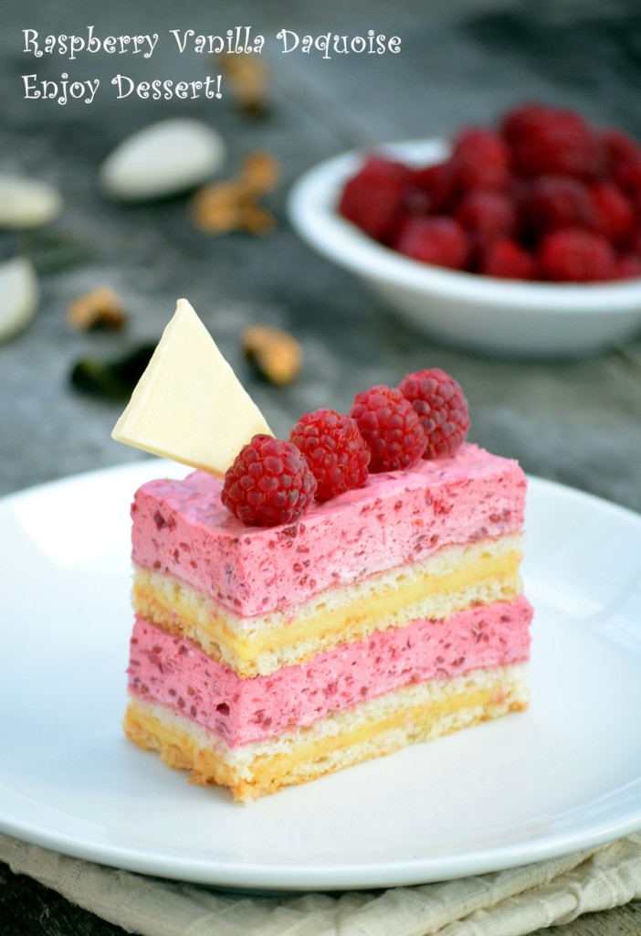 Dacquoise cu zmeura si crema de vanilie