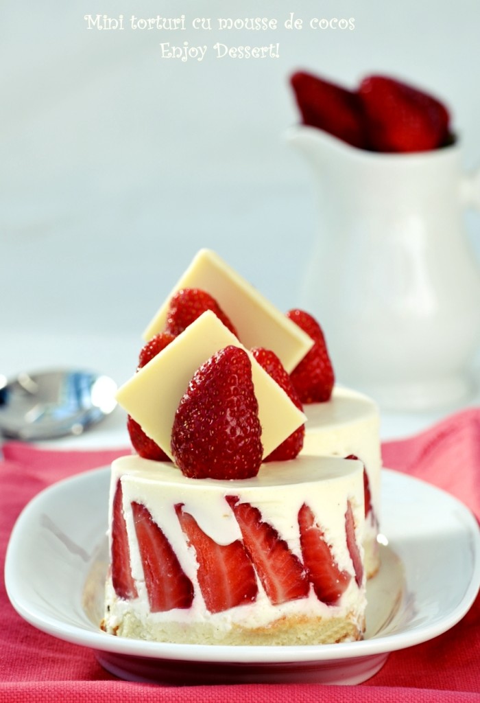 Mini torturi cu capsune si mousse de cocos