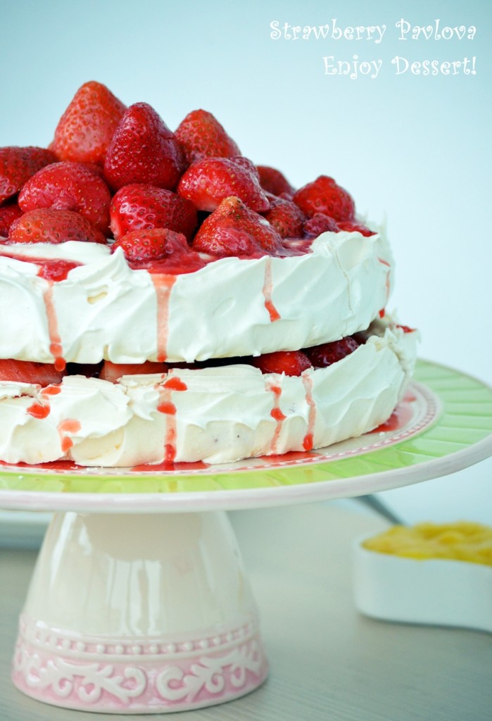 Pavlova cu capsune si mascarpone – un an de blog!