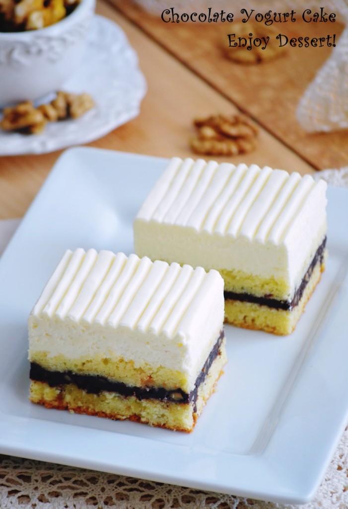 Prajitura cu ciocolata, nuci si mousse de iaurt