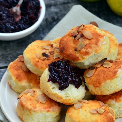 Scones cu iaurt si migdale