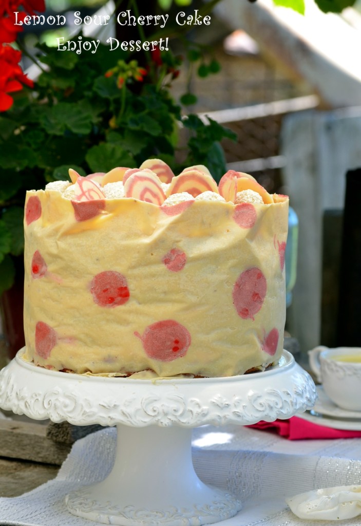 Tort aniversar cu ciocolata alba, crema de lamaie si visine