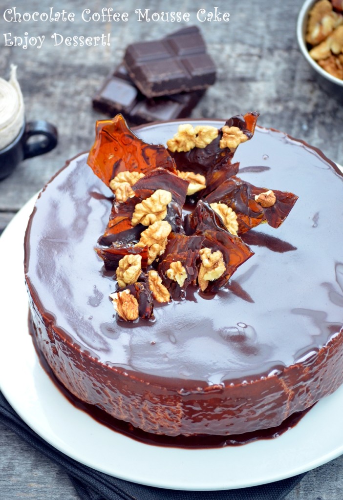 Tort cu ciocolata, nuci caramelizate si mousse de cafea