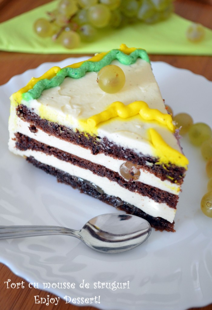Tort cu mousse de iaurt si struguri – La multi ani pui drag!