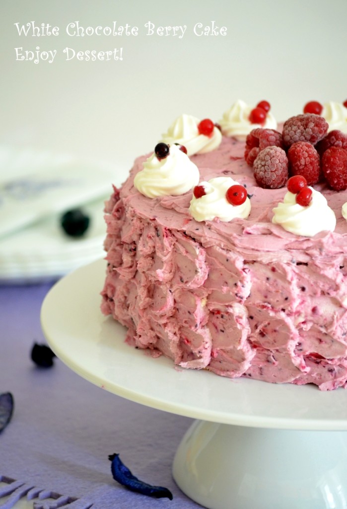 Tort cu zmeura, afine si crema de ciocolata alba