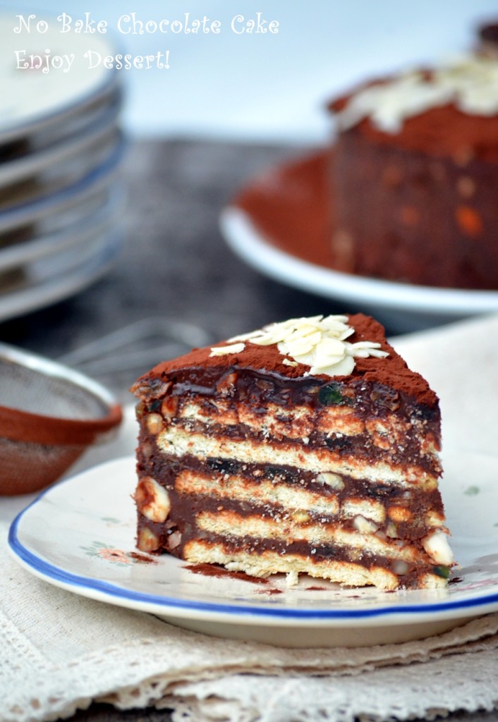 Tort de biscuiti cu fructe uscate si ciocolata