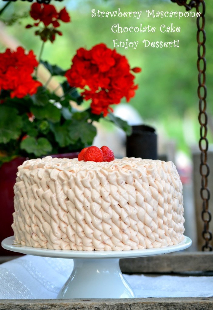 Tort de ciocolata, curd de capsune si mascarpone