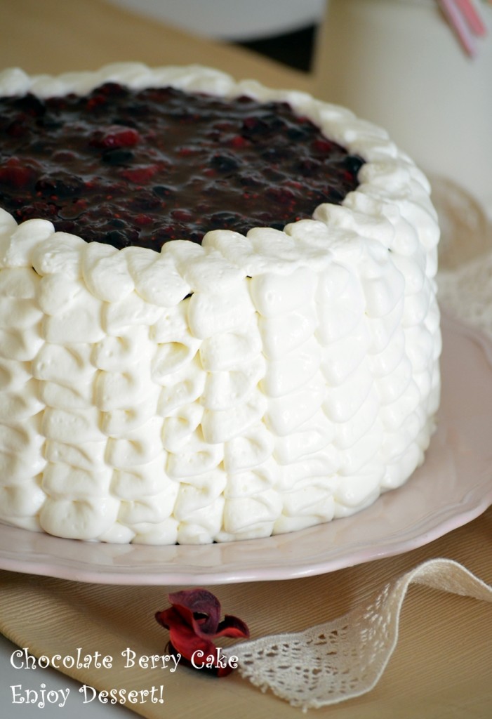 Tort de ciocolata cu fructe de padure