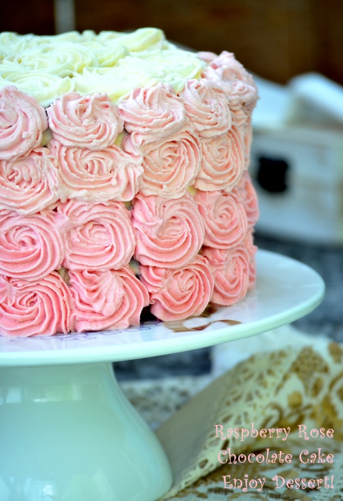 Tort de ciocolata cu zmeura si trandafiri