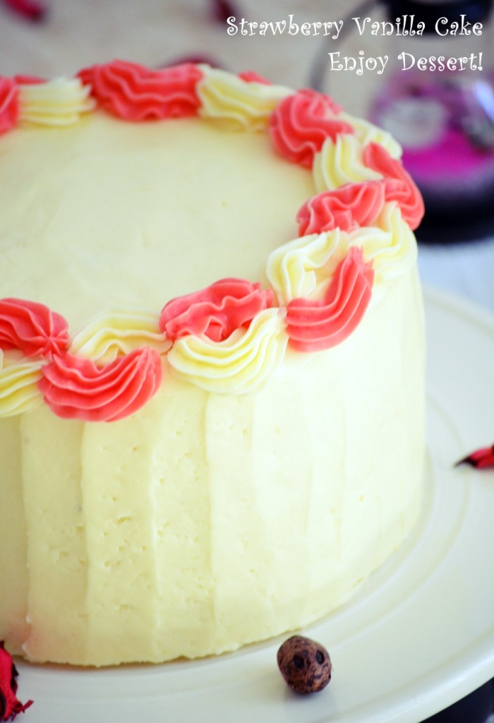 Tort de vanilie cu bezea elvetiana si capsune