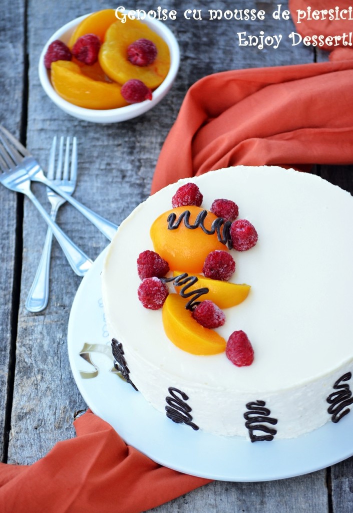 Tort genoise cu mousse de piersici si ciocolata alba
