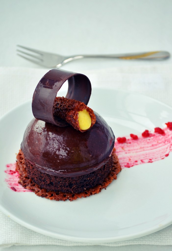 Torta al cioccolato con cannoli e crema al limone