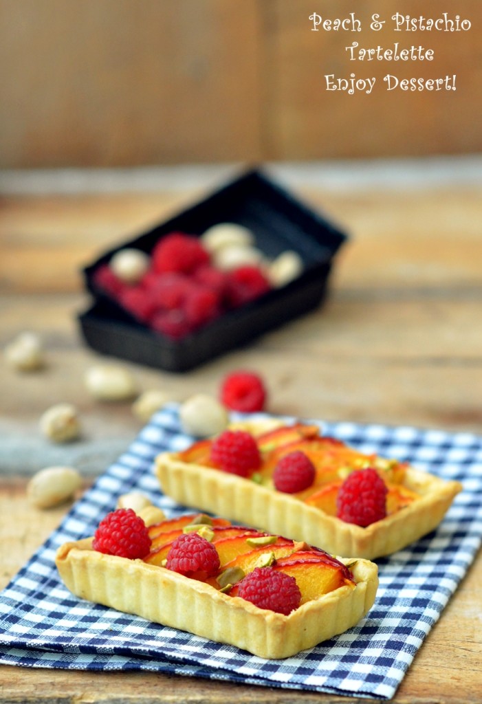 Mini tarte cu piersici si fistic