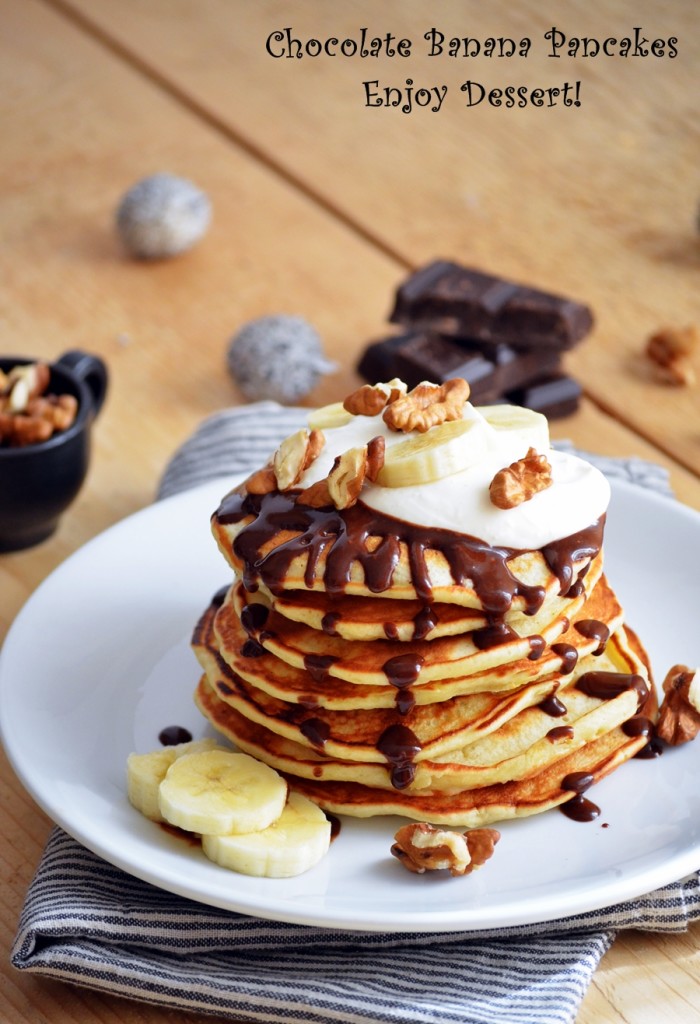 Pancakes cu banane si sos de ciocolata