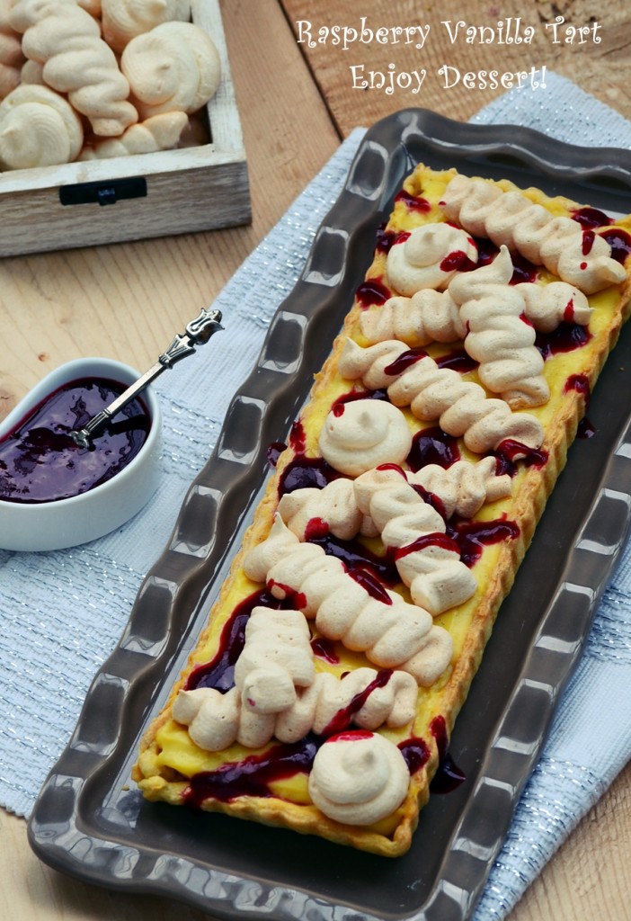 Tarta cu crema de vanilie, bezea si coulis de zmeura