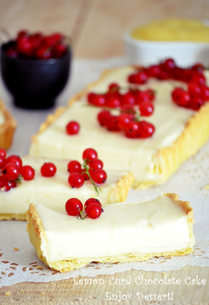 Tarta cu ciocolata alba, lemon curd si strugurei