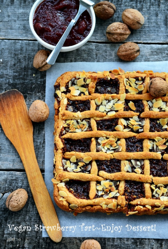 Tarta cu nuci si dulceata de capsune