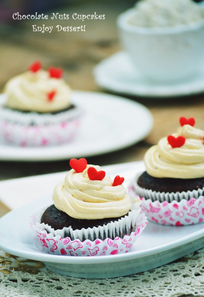 Cupcakes cu ciocolata, alune si visine