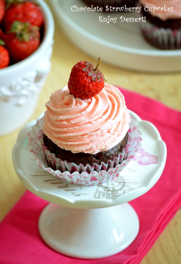 Cupcakes cu ciocolata si capsune