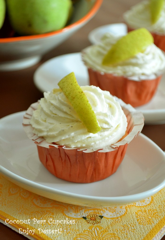 Cupcakes cu pere si cocos – Coconut Pear Cupcakes